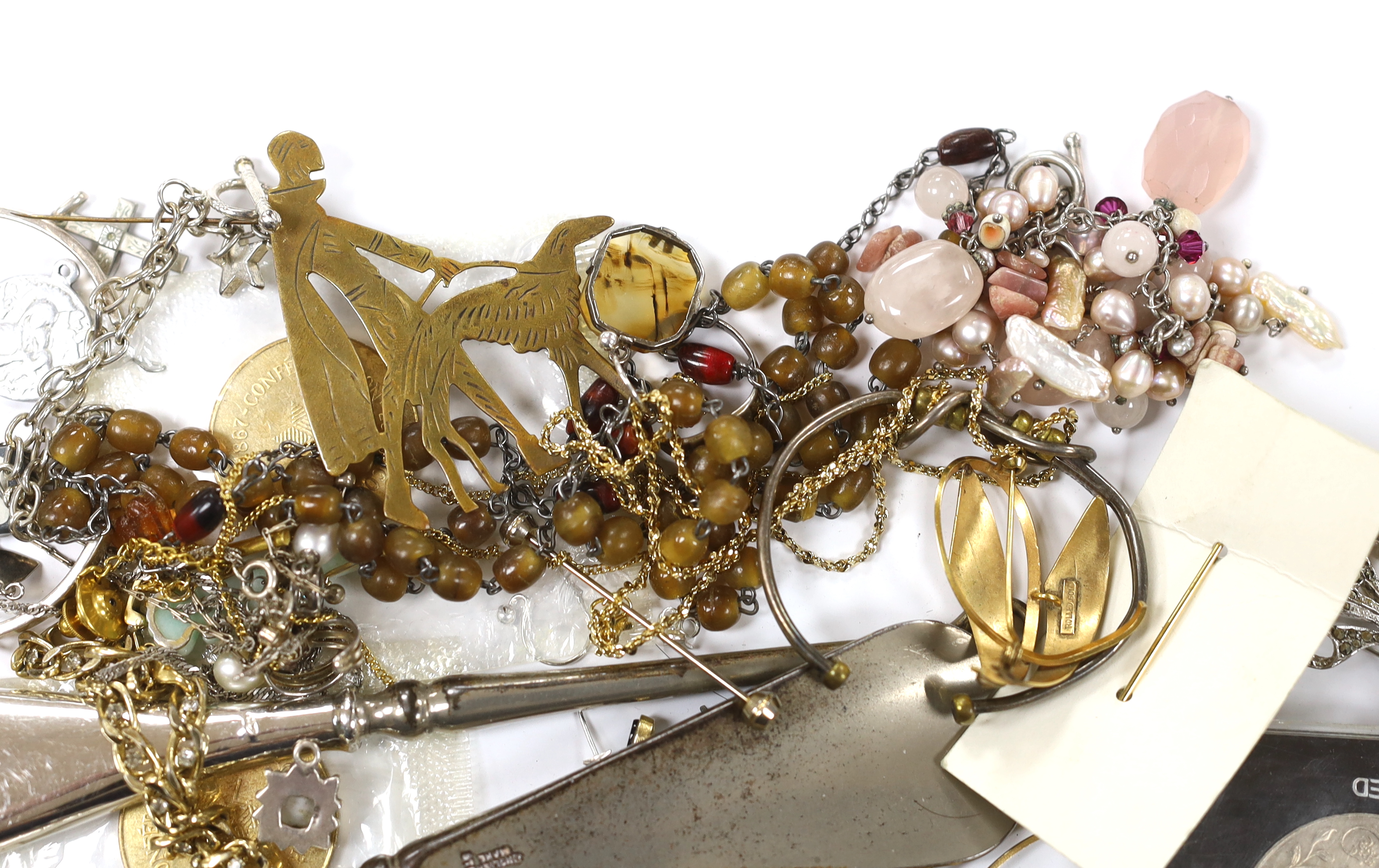 Costume jewellery and objects including a Mikimoto silver pearl spray brooch, silver gilt cufflinks, a cameo maiden head brooch and an Elizabeth II silver jubilee crown